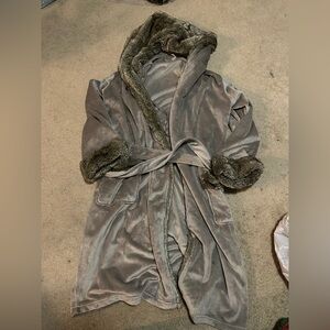 Like NEW Pottery Barn Robe